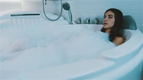 Girl Take Bath Full Of Foam Looking Erotic Video In Virtual Reality