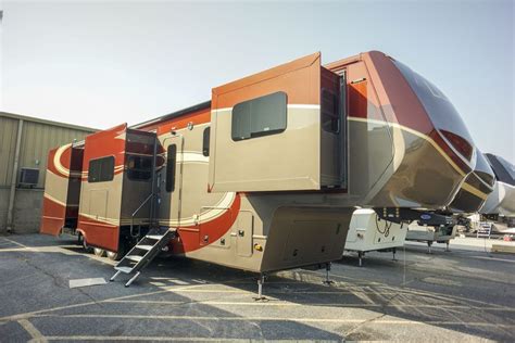 Luxe Elite Fifth Wheels Are Outfitted For Full Time Living Theyre Huge Read About What We
