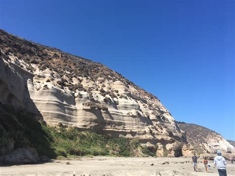 Terraza con vista y parrilla, tv cable, estacionamiento para tres autos, estanque de agua de 13.000 litros. Nidos de Piqueros Acantilados de Quirilluca Playa de ...