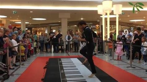 Duos Floor Piano Performance Draws Enthusiastic Crowd