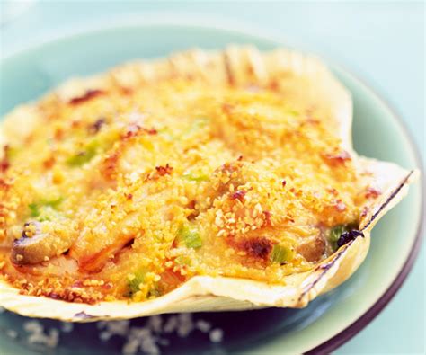 Recette de Cyril Lignac Coquilles Saint - Jacques gratinées aux légumes