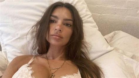 Dünyanın En Seksi Kadını Seçilmişti Emily Ratajkowski Sütyensiz Tarzıyla Hayranlarının Dikkat