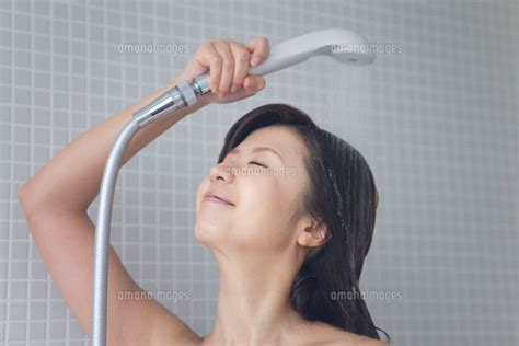 シャワーを浴びている女性 07800020311 ｜ 写真素材・ストックフォト・画像・イラスト素材｜アマナイメージズ