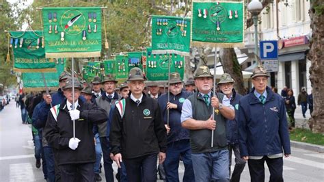 I Goriziani Salutano Lana Alla Sfilata In Centro Citt Al Grido Viva Gli Alpini Il Piccolo