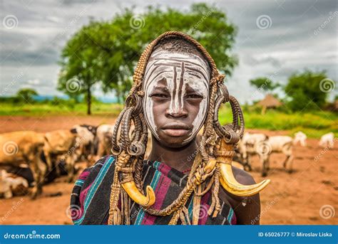 Menino Novo Do Tribo Africano Mursi Etiópia Fotografia Editorial