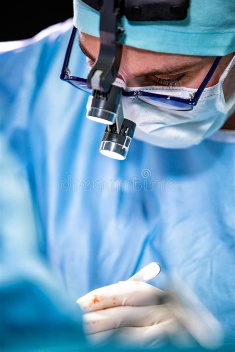 Cirujano Y Su Ayudante Que Realizan Cirug A Cosm Tica En Nariz En Sala De Operaciones Del
