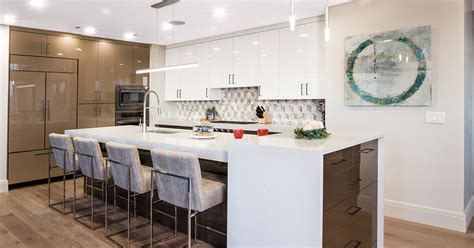 A high gloss, waterproof surface with uniform color consistency and uv stability, acrylic is just the material homeowners are looking for when choosing their kitchen interiors. High Gloss Acrylic Kitchen Cabinets | Showplace Cabinetry