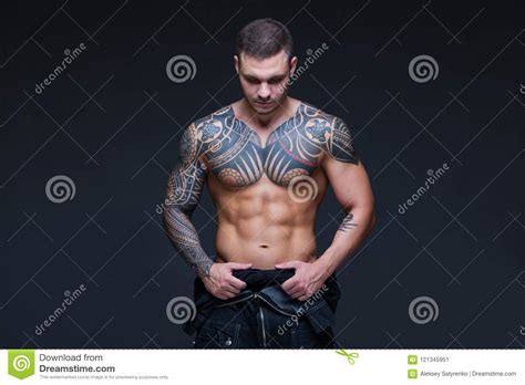 El Hombre Con Un Torso Desnudo Muscular Con Los Tatuajes En El Fondo Oscuro Abs Imagen De