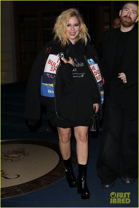 Photo Avril Lavigne Messages On Shirt Jacket For Courreges Show Paris