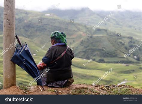 Hmong Elderly Lady Sat Sewing Top Stockfoto 483209176 - Shutterstock