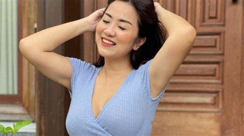 Intip Pose Hot Mom Tante Ernie Pakai Rok Mini Bikin Warganet Minta Diculik