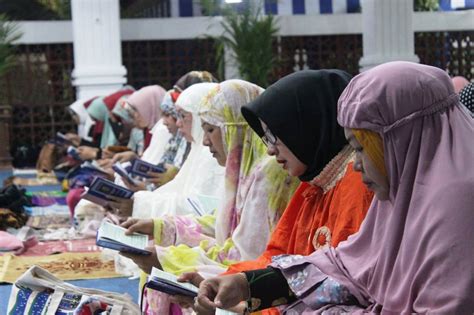 Bacaan yang populer di masyarakat saat mengisi kegiatan keagamaan di malam jumat adalah surat yasin. Sholat Isya' dan Yasinan Bersama Walikota - Bagian ...