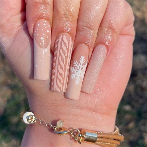 23 Charming Christmas And Holiday Nails — Nude Festive Nails