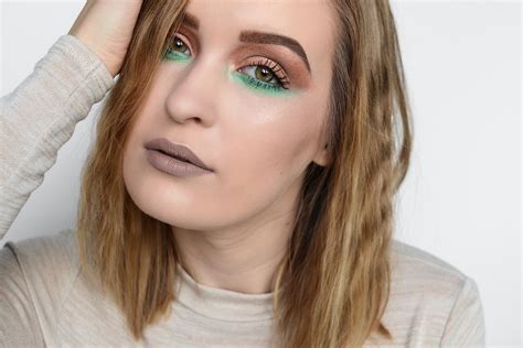 Green bronze makeup | Bronze makeup, Green and bronze, Makeup