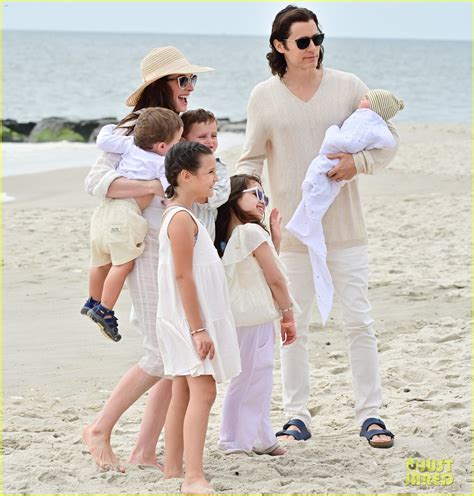 Anne Hathaway And Jared Leto Head To The Beach To Film Wecrashed Scenes