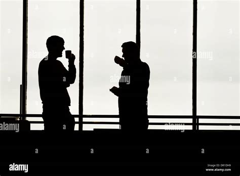 Silueta De Dos Hombres De Negocios Oficina Personas Trabajadores Hablando Permanente Que Se Toma