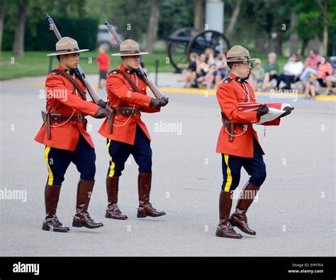 mounties llevar la bandera canadiense la royal canadian mounted police rcmp depot academia de