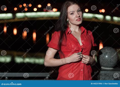 la belle fille se déshabille séduisant sur la rivière de nuit photo stock image 44231996