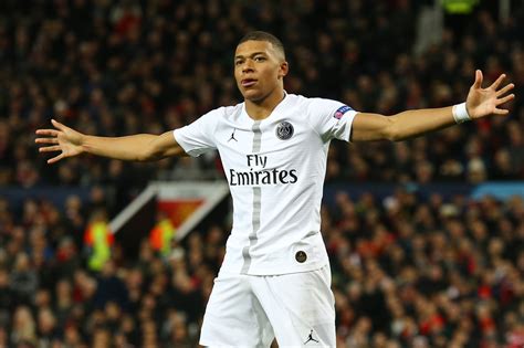 Compare kylian mbappé to top 5 similar players similar players are based on their statistical profiles. Paris Saint-Germain: Kylian Mbappe: Goldener Käfig bei PSG ...