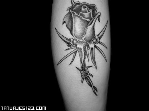 Imagina que entras en el salón de tatuajes para hacerte tu primer tatuaje. Rosa cerrada con espinas - Tatuajes 123