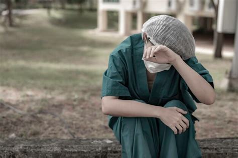 Enfermeira Asiática Deprimida Cansada Usa Máscara Facial Uniforme Azul Senta Se No Chão Do