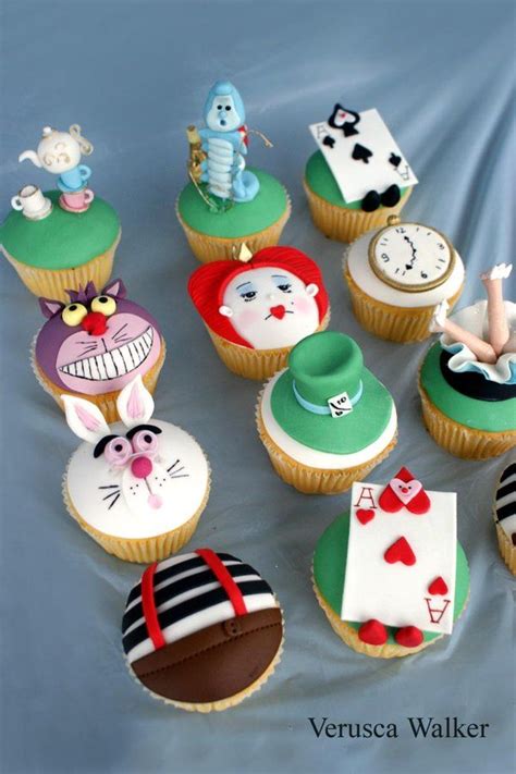 Alice in wonderland is such a fabulous theme for a birthday party, with all its fascinating characters and colourful eccentricities; Alice in Wonderland Cupcakes | Pastel de alicia en el pais, Torta de cupcakes, Tartas disney