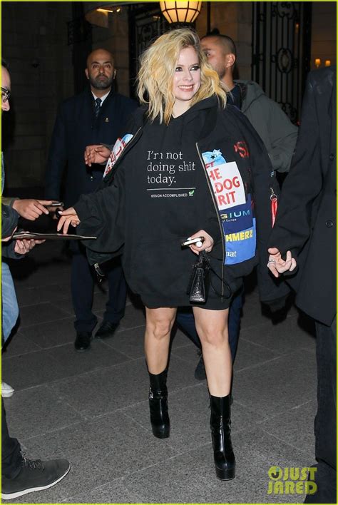 Photo Avril Lavigne Messages On Shirt Jacket For Courreges Show Paris