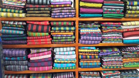 Motif sarung tenun bugis (idetravelling.com). Sutra Sengkang (Wajo) | Tenunan, Sejarah, Asli