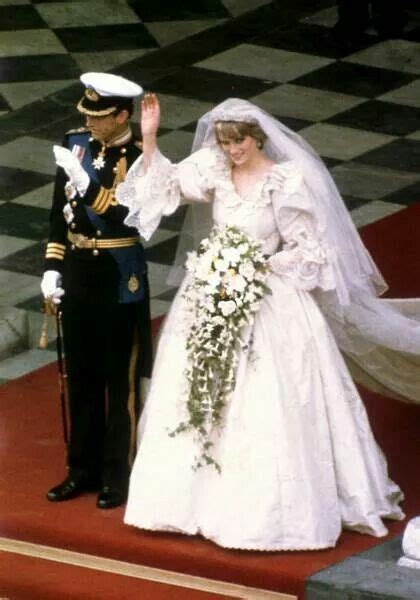 Prinz william verlobung mit kate middleton wie wird diese. Celebrity Wedding Dresses | Prinzessin diana hochzeit ...