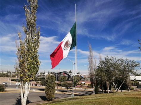 Banderas ondean a media asta en todas las instituciones públicas por la catástrofe climática ocurrida en la ciudad de dolores. Iza Gobierno Municipal bandera a media asta por 3 días de ...