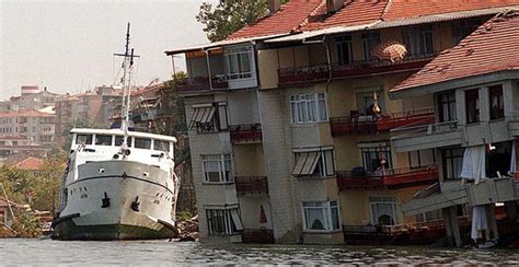 İlk belirlemelere göre 5.8 şiddetinde olduğu öğrenilen deprem. Deprem profesörü '30 yıl 10 yıla düştü' diyerek uyardı ...