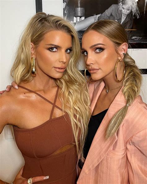 Jessica Simpson Shows Off Sister Pride In Selfie With Ashlee Simpson