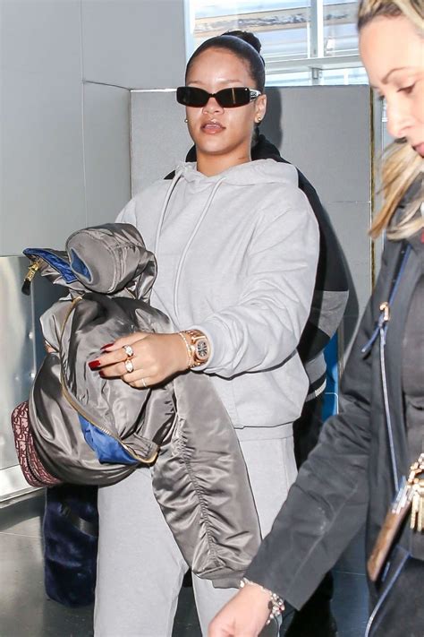 Rihanna In Gray Sweats Arrives At Jfk Airport 10 Gotceleb