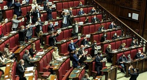 E dire che poteva essere un dipinto. Omofobia, la Camera approva la legge a scrutinio segreto