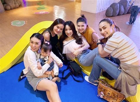 สะดวกกว่า เมื่อมาที่ธนาคารกรุงศรีอยุธยา เพราะเราคัดสรรกองทุนรวมหลากหลายประเภท พร้อมให้คำแนะนำการลงทุน และบริการที่สะดวกสบาย เพื่อให้การลงทุนของคุณง่ายขึ้น. 2002 ราตรี ถ่ายรูปรวมแก๊ง นานทีมีโมเมนต์พร้อมหน้าพร้อมตา