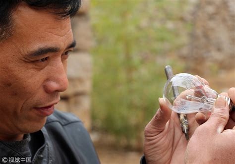 Craftsman engraves QR codes on stones that can be scanned - CGTN