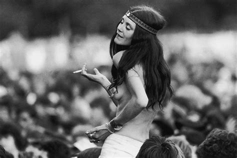 Stunning Photos Depicting The Rebellious Fashion At Woodstock