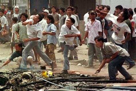 Foto Kronologi Kerusuhan Medan 1998