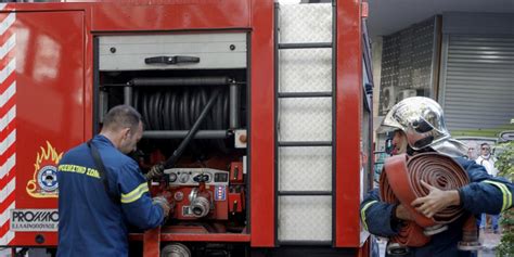 Φωτιά ξέσπασε νωρίς το πρωί στην θεσσαλονίκη. Θεσσαλονίκη: Φωτιά σε αποθήκη με χαρτικά στο Καβαλάρι ...