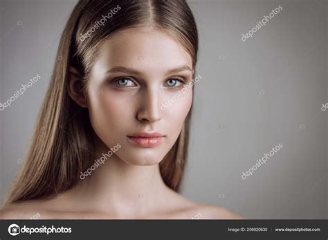 Retrato Una Hermosa Joven Con Maquillaje Desnudo Estudio Sobre Fondo