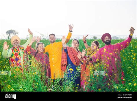 Familia Sikh Punjabi Haciendo Danza Bhangra En El Campo De La Agricultura Celebrando Baisakhi O