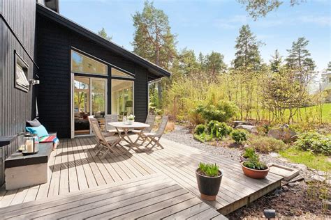 17 Simple Yet Beautiful Scandinavian Deck Designs For Your Backyard