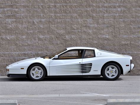 The front grill is longer & thinner. White Testarossa | Autos