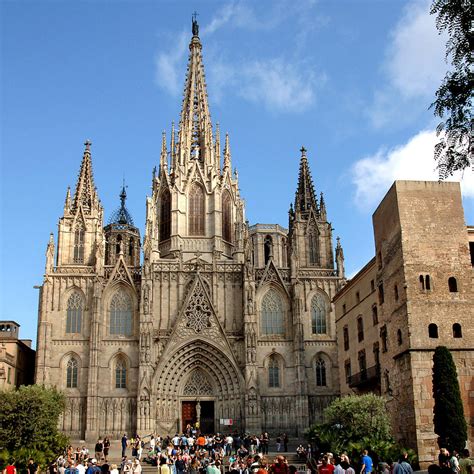 Barcelone est la capitale administrative et économique de la catalogne, de la province de barcelone, de la comarque du barcelonès ainsi que de son aire et de sa région métropolitaines, en espagne. The iconic Barcelona Cathedral of the Holy Cross ...