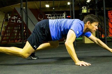 Fitness Trend Crawling This Exercise Is More Effective Than Planking