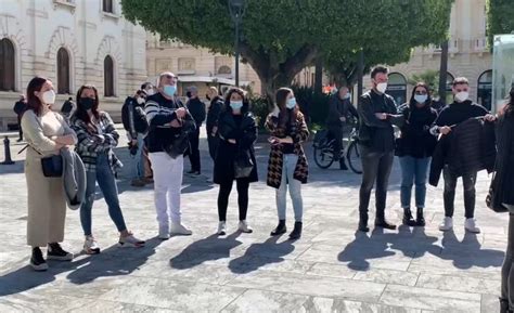 Gli Acconciatori Di Reggio Di Nuovo In Piazza “basta Chiusure Noi Riapriamo” Foto Gazzetta
