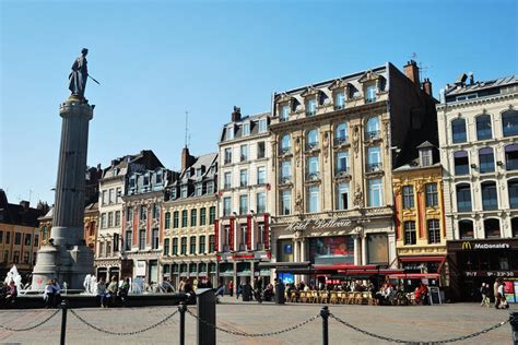 Vergleichen sie 51 preise von 40 anbietern in lille, frankreich. Lille, Frankreich redaktionelles foto. Bild von platz ...