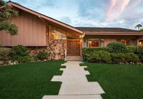 The Iconic Brady Bunch 70s Dream Of A Home Is Up For Sale