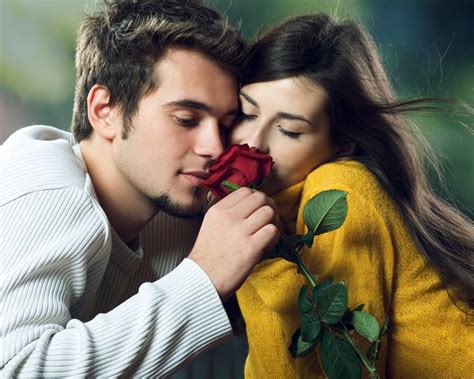Couple Romance Love Roses Hug Wallpapers Hd Wallpapers