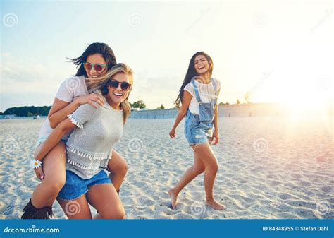 Trois Amis Féminins Gais Des Vacances Dété Image Stock Image Du Beau